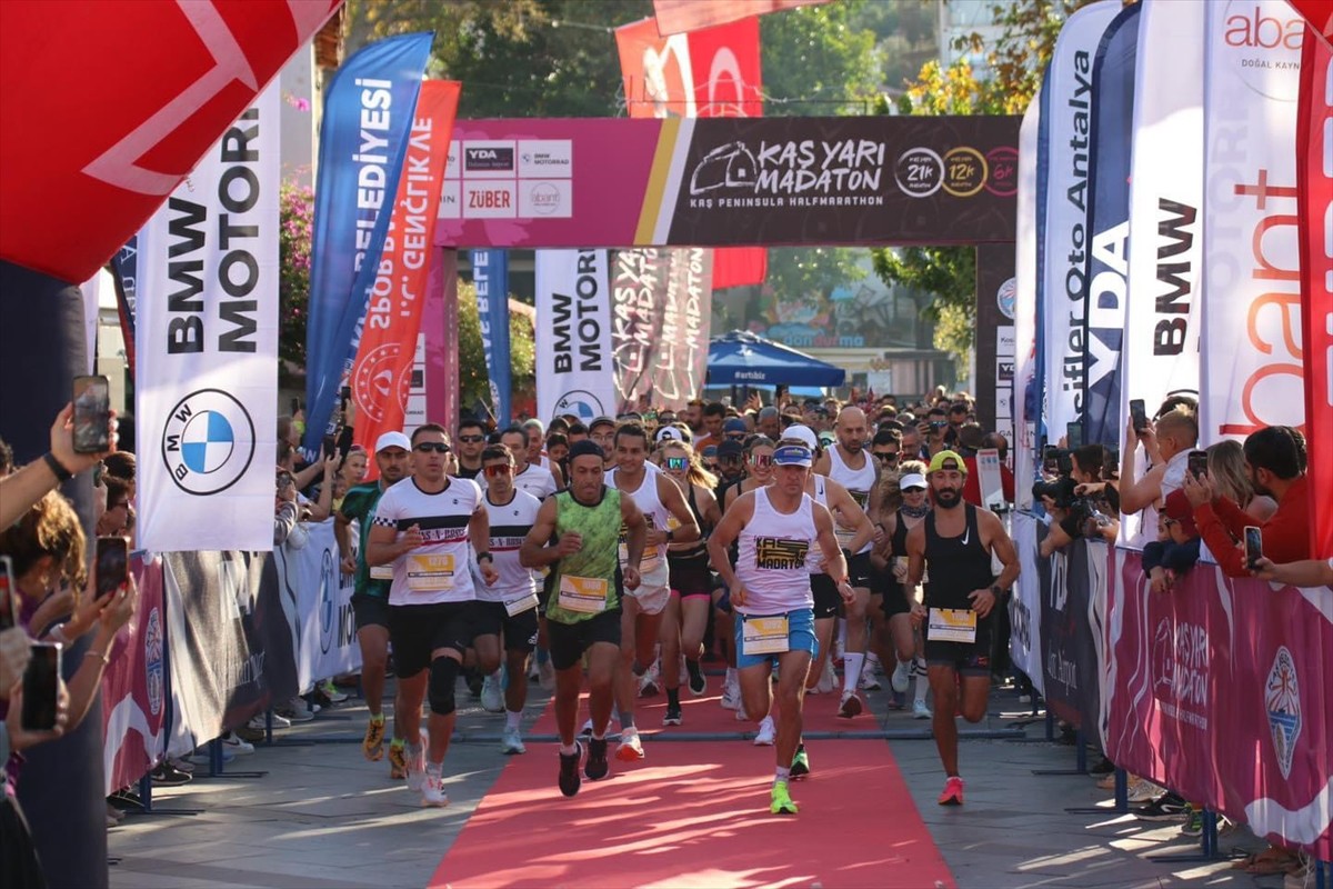  Antalya'nın Kaş ilçesinde bu yıl 6'ncısı düzenlenen "Kaş Yarımadaton" yarışları...