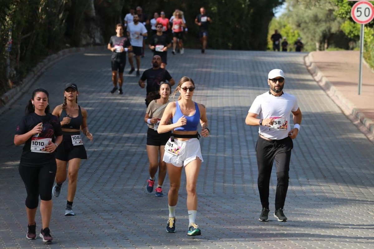  Antalya'nın Kaş ilçesinde bu yıl 6'ncısı düzenlenen "Kaş Yarımadaton" yarışları...