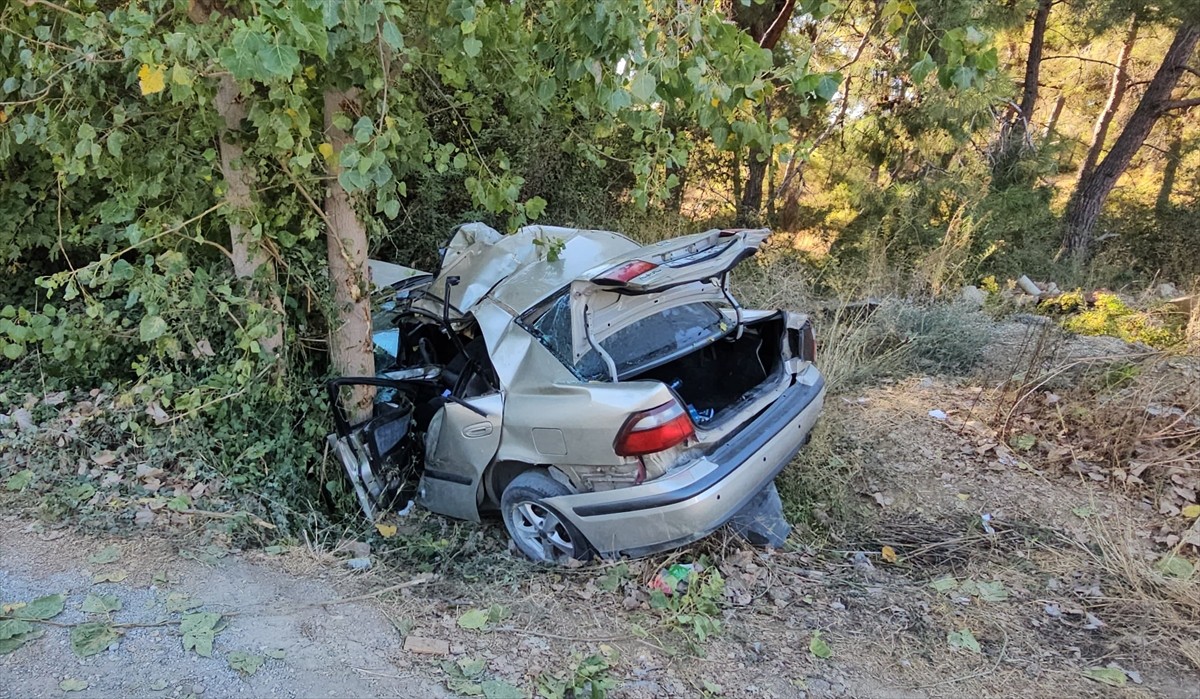 Antalya'nın Manavgat ilçesinde yoldan çıkarak ağaca çarpan otomobilin sürücüsü öldü, 1 kişi...