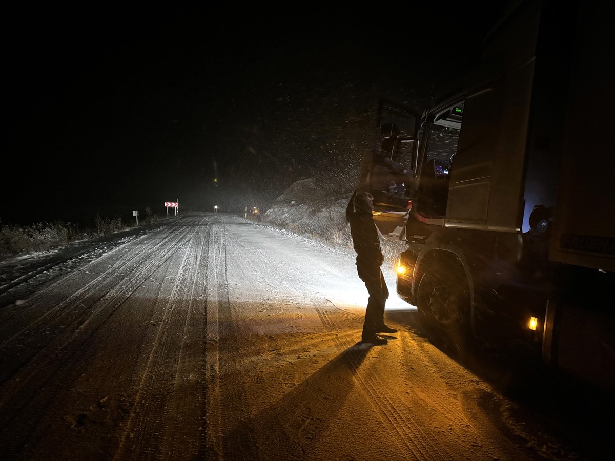 Ardahan'da etkili olan kar yağışı ve buzlanma nedeniyle Ardahan-Artvin kara yolunun Sahara...