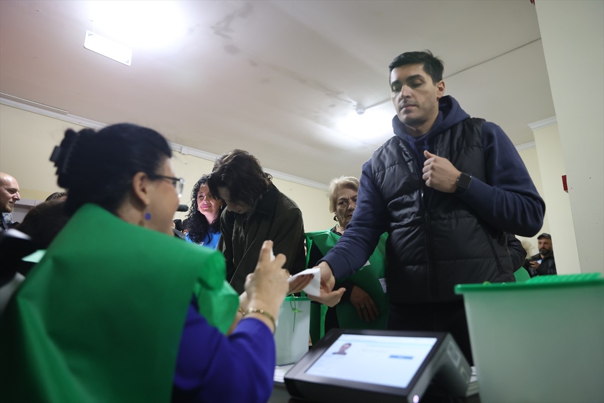 Gürcistan'da halk, 11. parlamentoyu seçmek için sandık başına gitmeye başladı. Ülke genelinde...