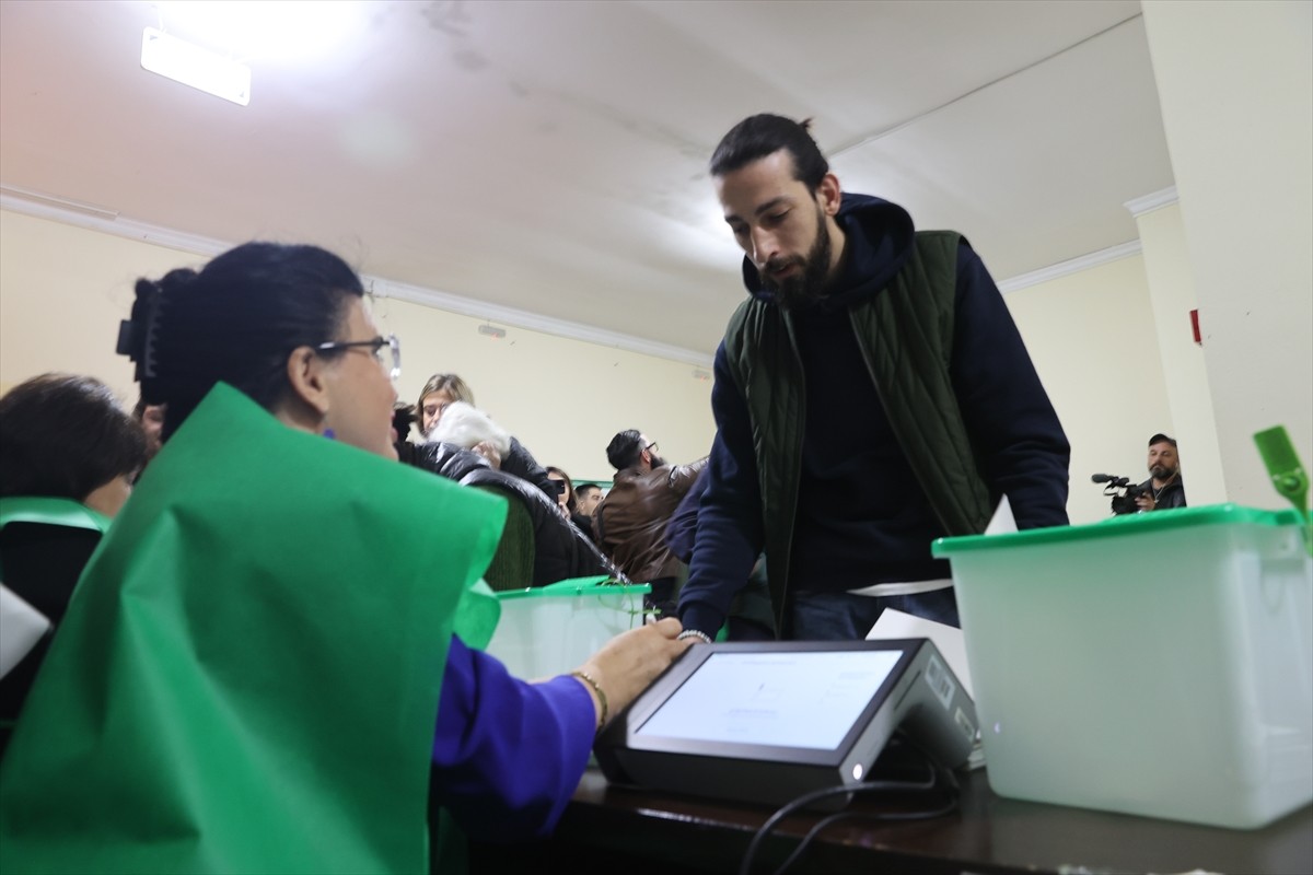 Gürcistan'da halk, 11. parlamentoyu seçmek için sandık başına gitmeye başladı. Ülke genelinde...