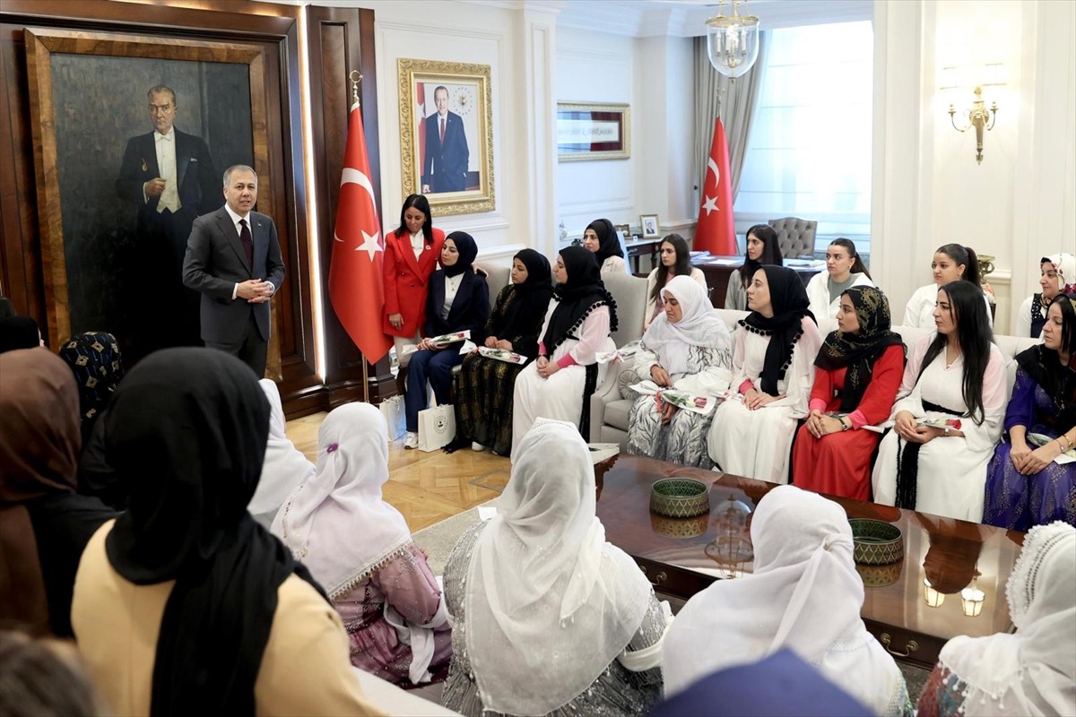 İçişleri Bakanı Ali Yerlikaya, Şırnak'tan gelen şehit ve gazi aileleriyle bir araya geldi....