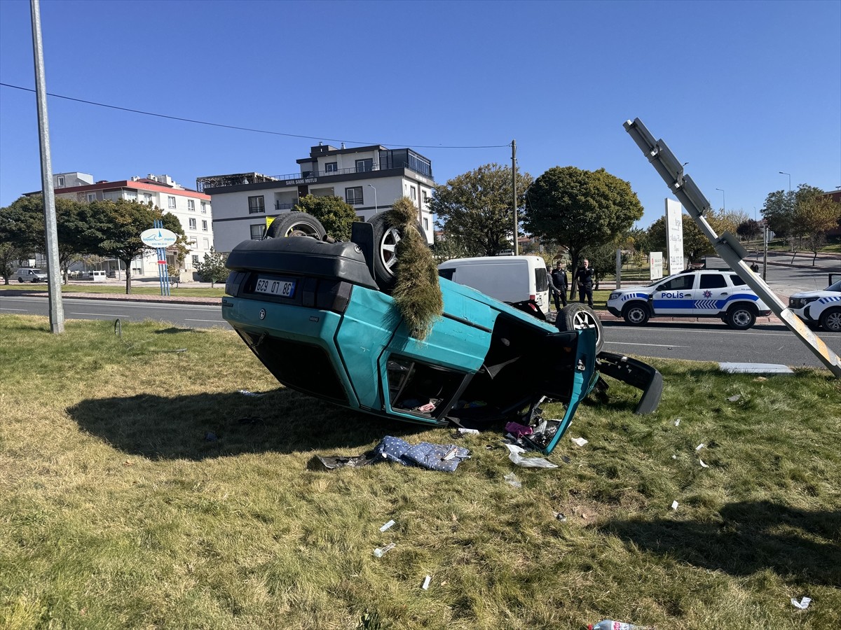 Kayseri'de otomobille tırın çarpışması sonucu aynı aileden 1'i ağır 4 kişi yaralandı.