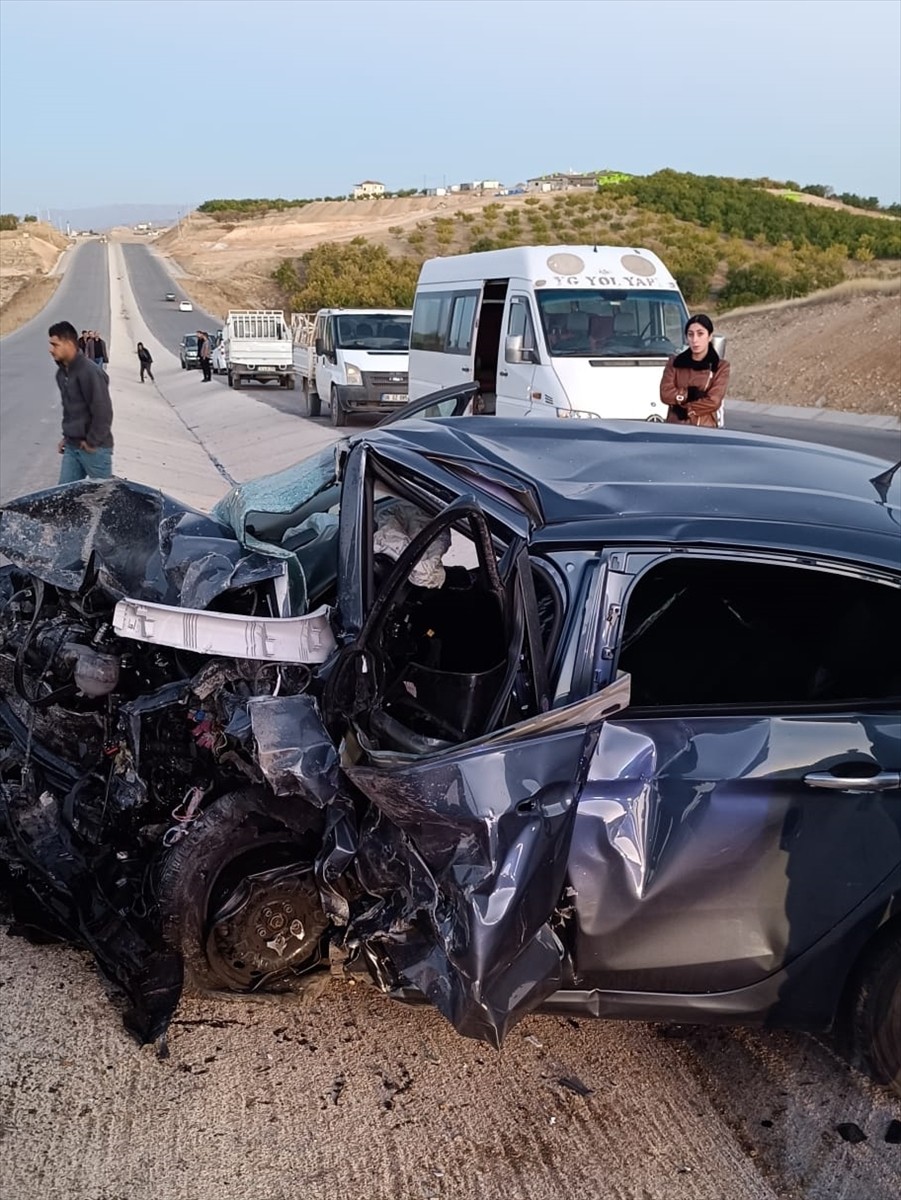 Malatya'da iki otomobilin çarpışması sonucu meydana gelen kazada 3 kişi yaşamını yitirdi, 4 kişi...