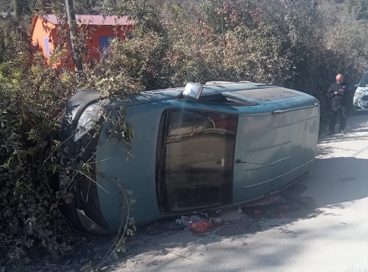 Mersin'in Çamlıyayla ilçesinde devrilen hafif ticari aracın sürücüsü yaşamını yitirdi.