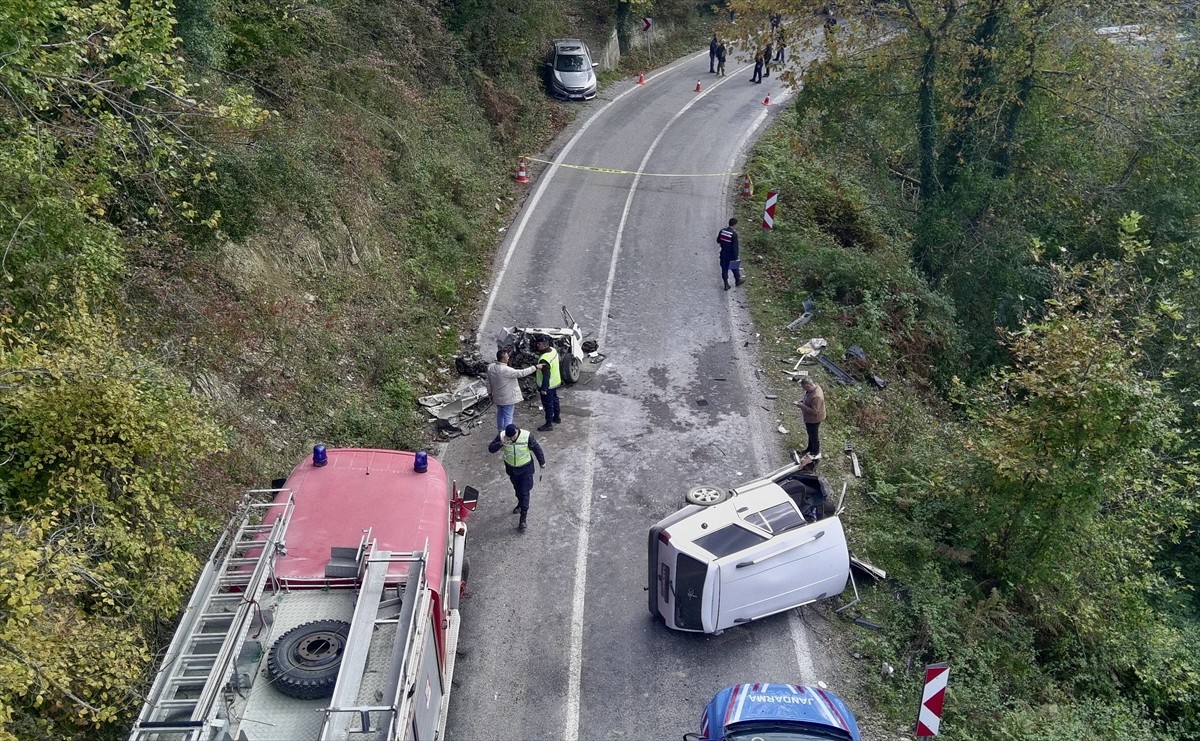 Sinop'un Türkeli ilçesinde iki otomobilin çarpıştığı ve birinin ikiye bölündüğü kazada 3 kişi...