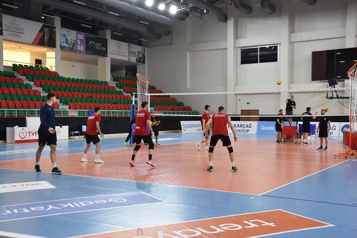 Voleybol SMS Grup Efeler Ligi ekiplerinden RAMS Global Cizre Belediyespor, deplasmanda üst üste...