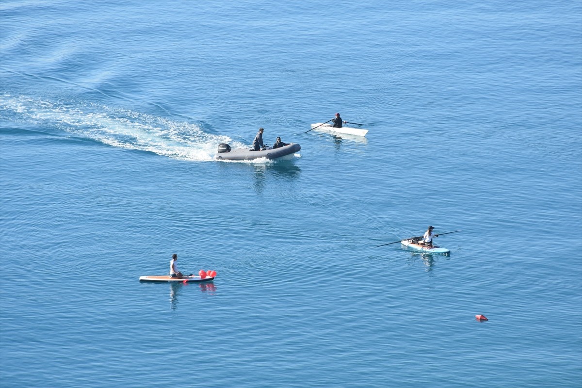 Antalya'da etkili olan güneşli havayı değerlendirmek isteyen turistler ve kent sakinleri...