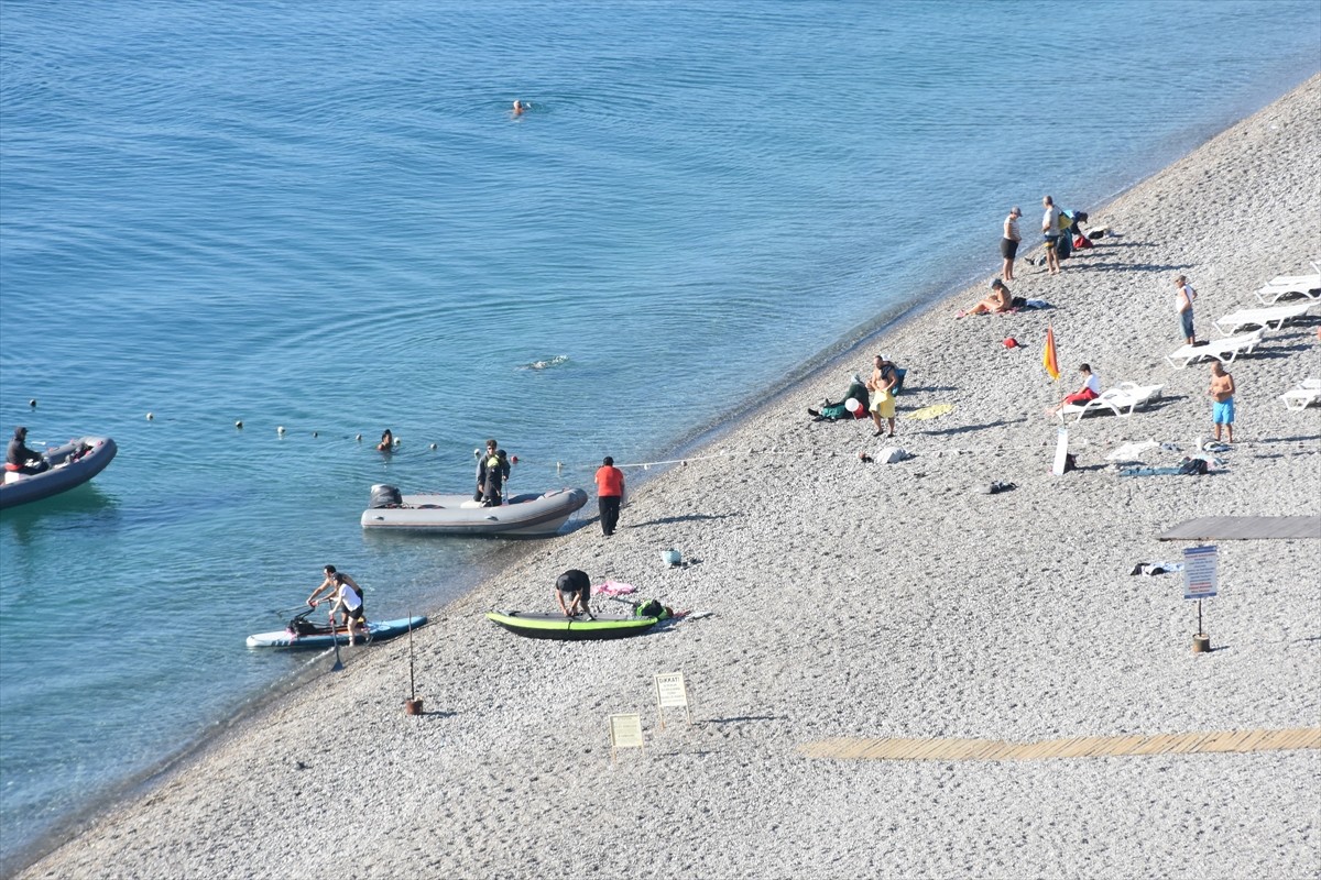 Antalya'da etkili olan güneşli havayı değerlendirmek isteyen turistler ve kent sakinleri...