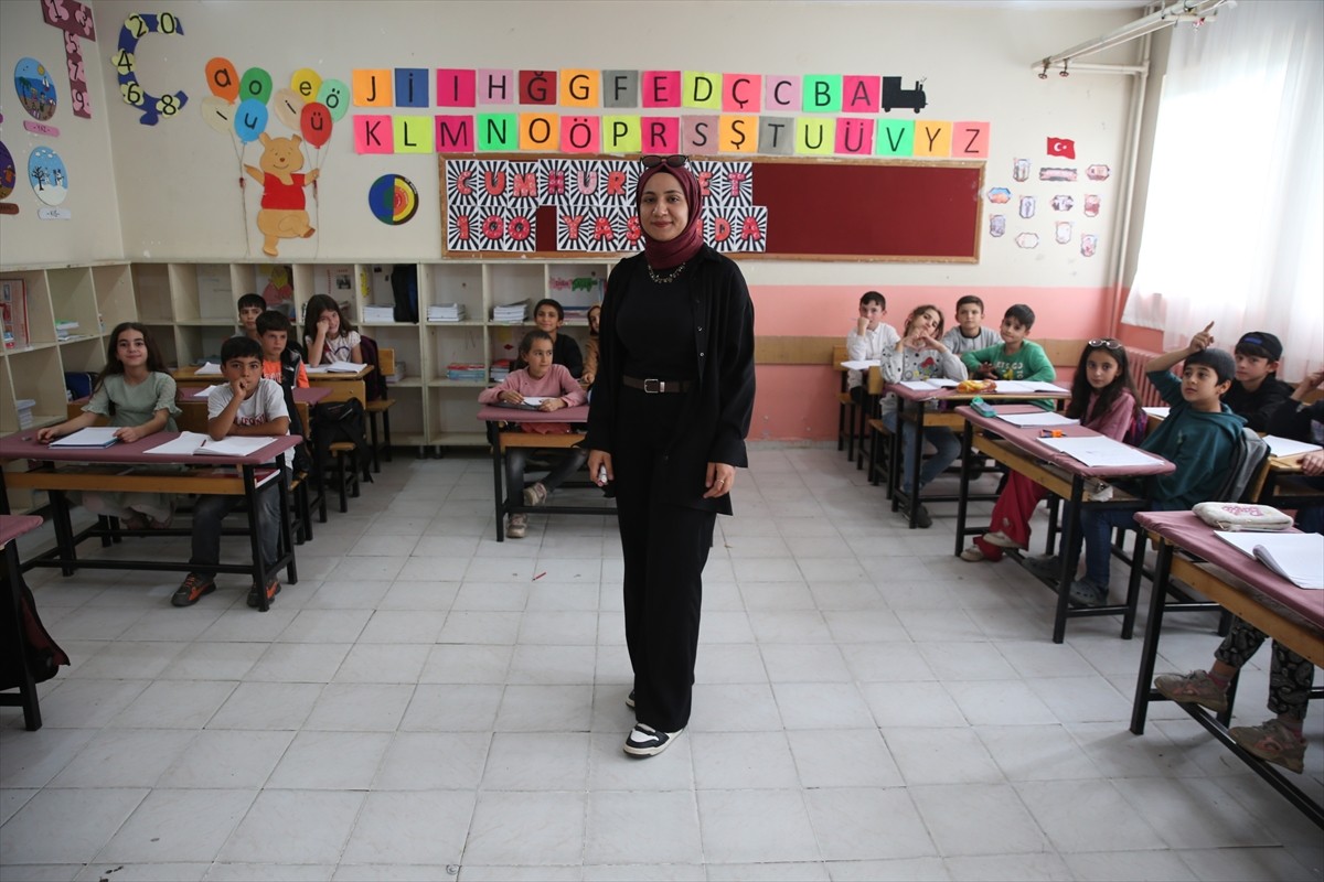 Bitlis'in Hizan ilçesinde sınıf öğretmenliği yapan Eda Nur Kaplan, canlandırmalarıyla hem dersleri...