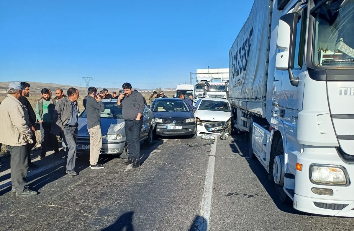 Kars'ta bir tır ile 5 otomobilin karıştığı zincirleme trafik kazasında biri ağır 2 kişi...