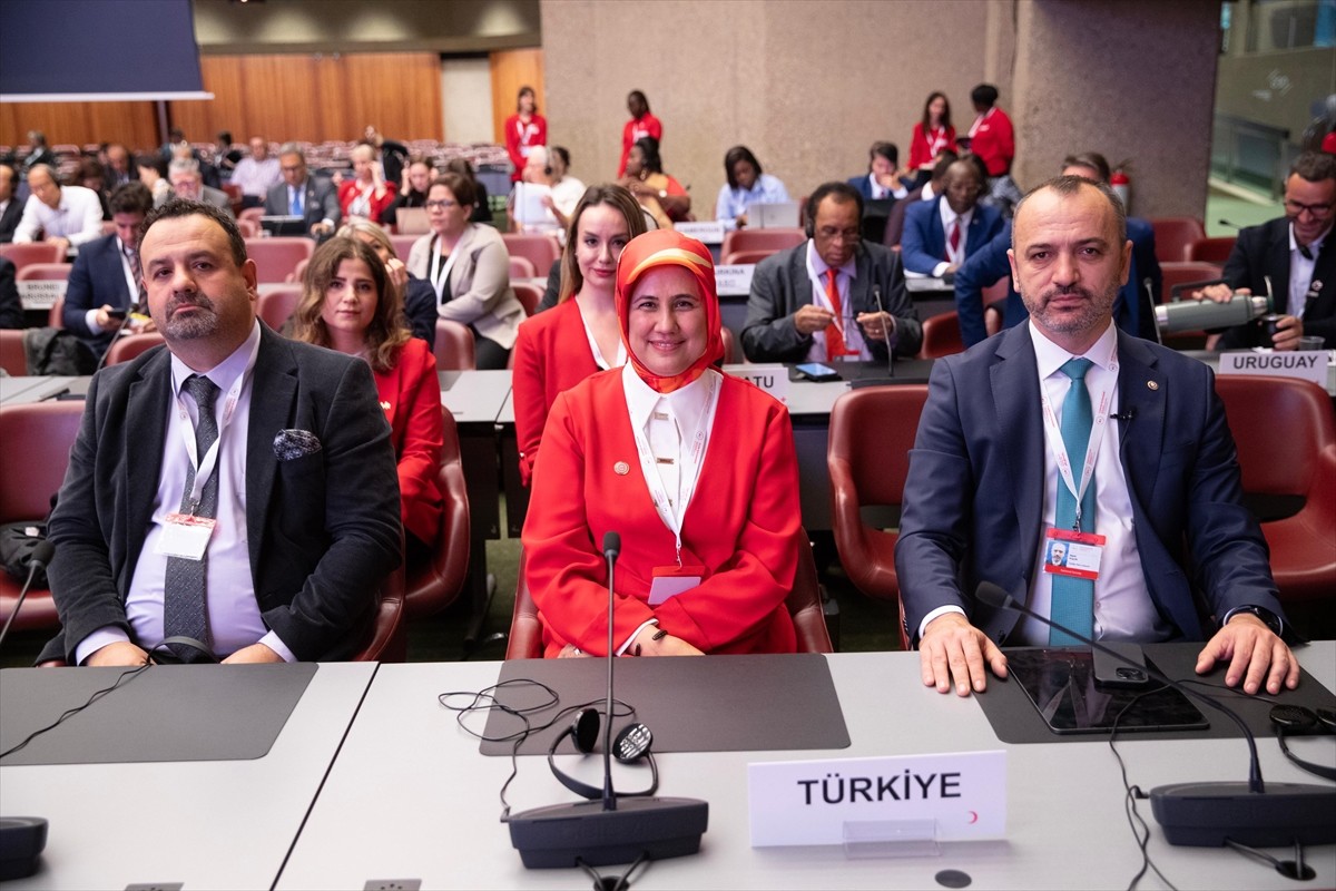 Türk Kızılay Genel Başkanı Fatma Meriç Yılmaz, Cenevre'de düzenlenen 34'ncü Uluslararası Kızılhaç...