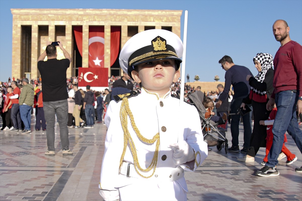 Anıtkabir'de, giydiği askeri kıyafetle askerlerin nöbet değişimini taklit eden 3 yaşındaki Barskan...