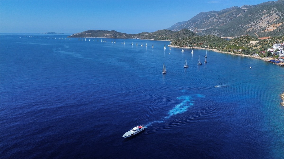 Antalya'nın Kaş ilçesinde 29 Ekim Cumhuriyet Bayramı karada, denizde ve gökyüzünde...