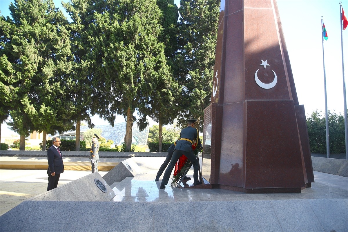 Azerbaycan'ın başkenti Bakü'deki Türk Şehitliği'nde Türkiye Cumhuriyeti'nin kuruluşunun 101. yıl...