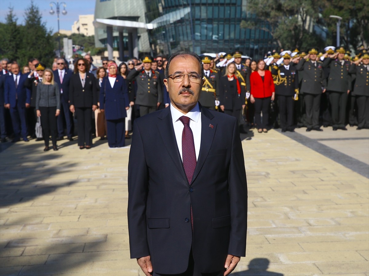 Azerbaycan'ın başkenti Bakü'deki Türk Şehitliği'nde Türkiye Cumhuriyeti'nin kuruluşunun 101. yıl...