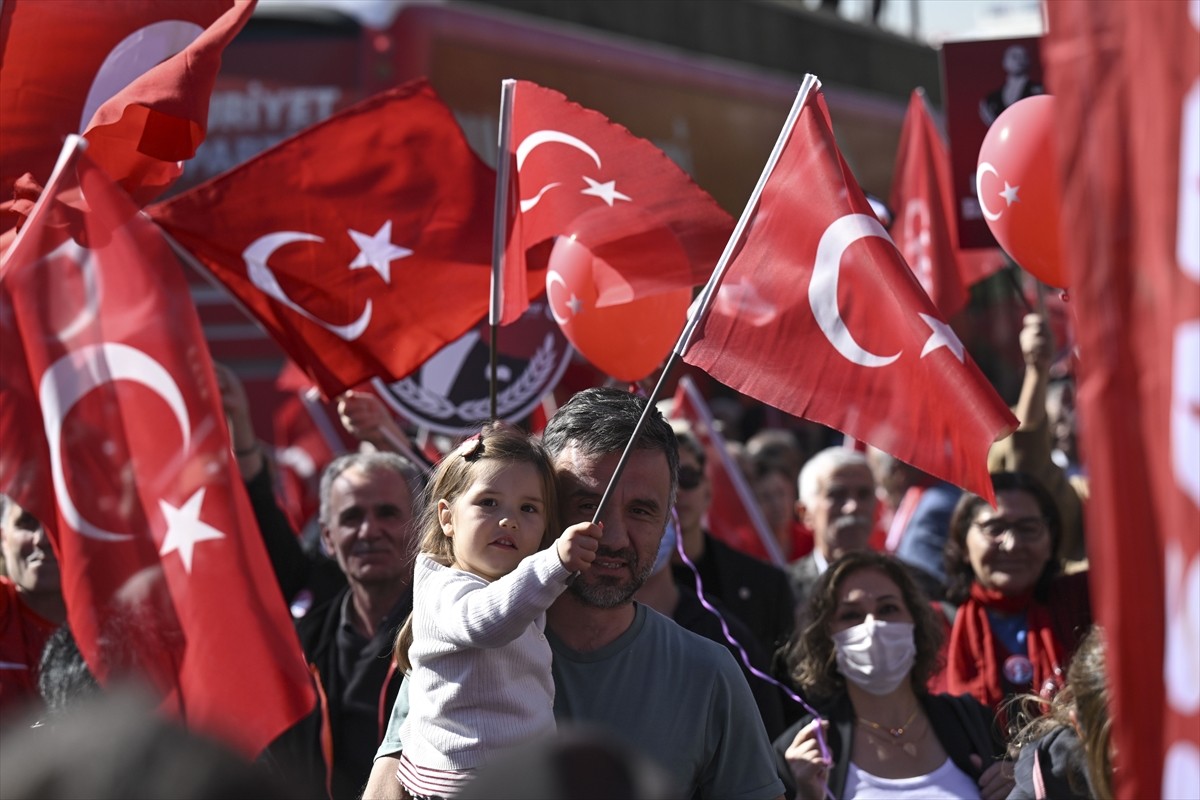 CHP Genel Başkanı Özgür Özel (ortada), 29 Ekim Cumhuriyet Bayramı ve Türkiye Cumhuriyeti'nin...