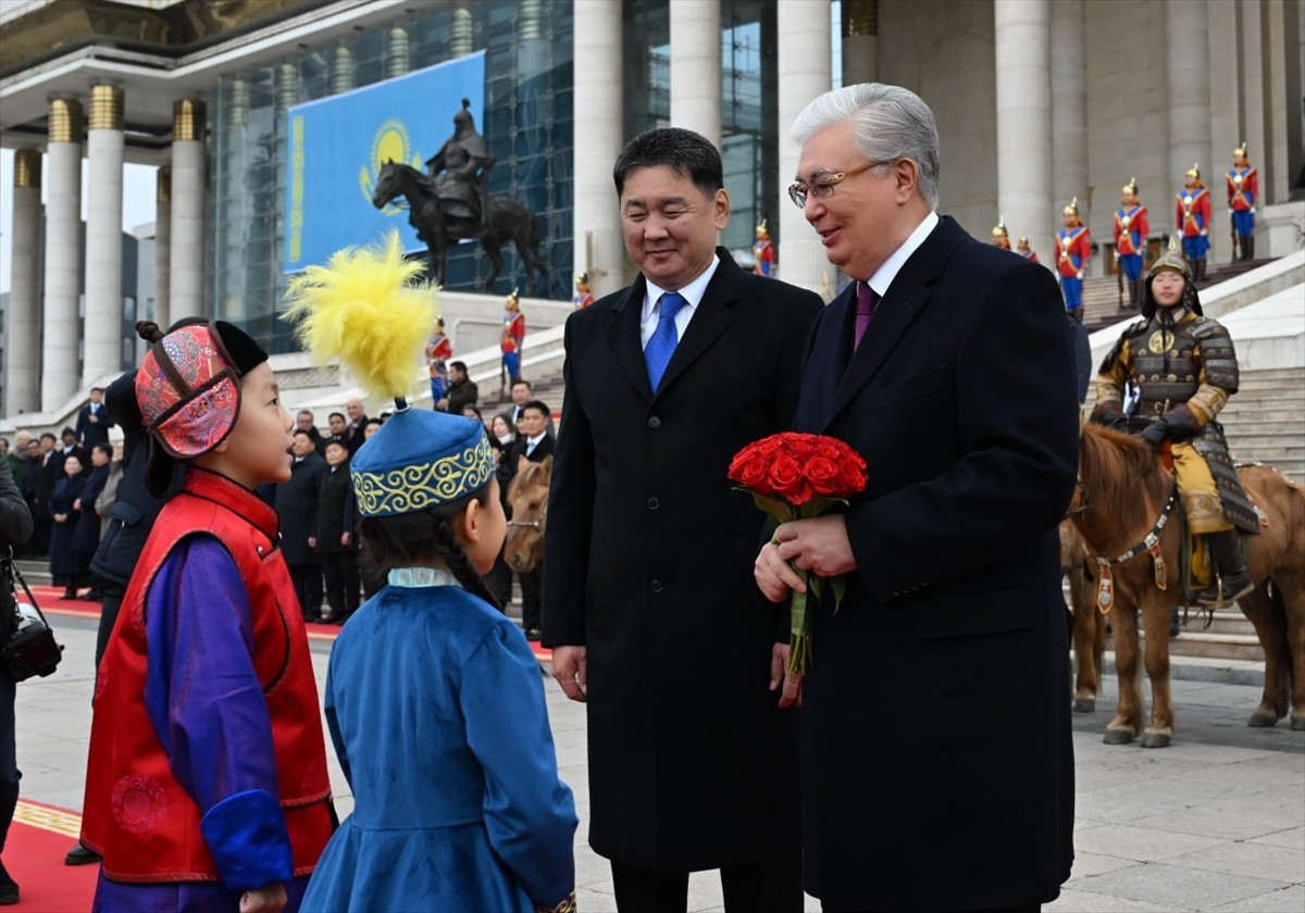 Kazakistan Cumhurbaşkanı Kasım Cömert Tokayev (sağda), resmi ziyaret kapsamında geldiği...