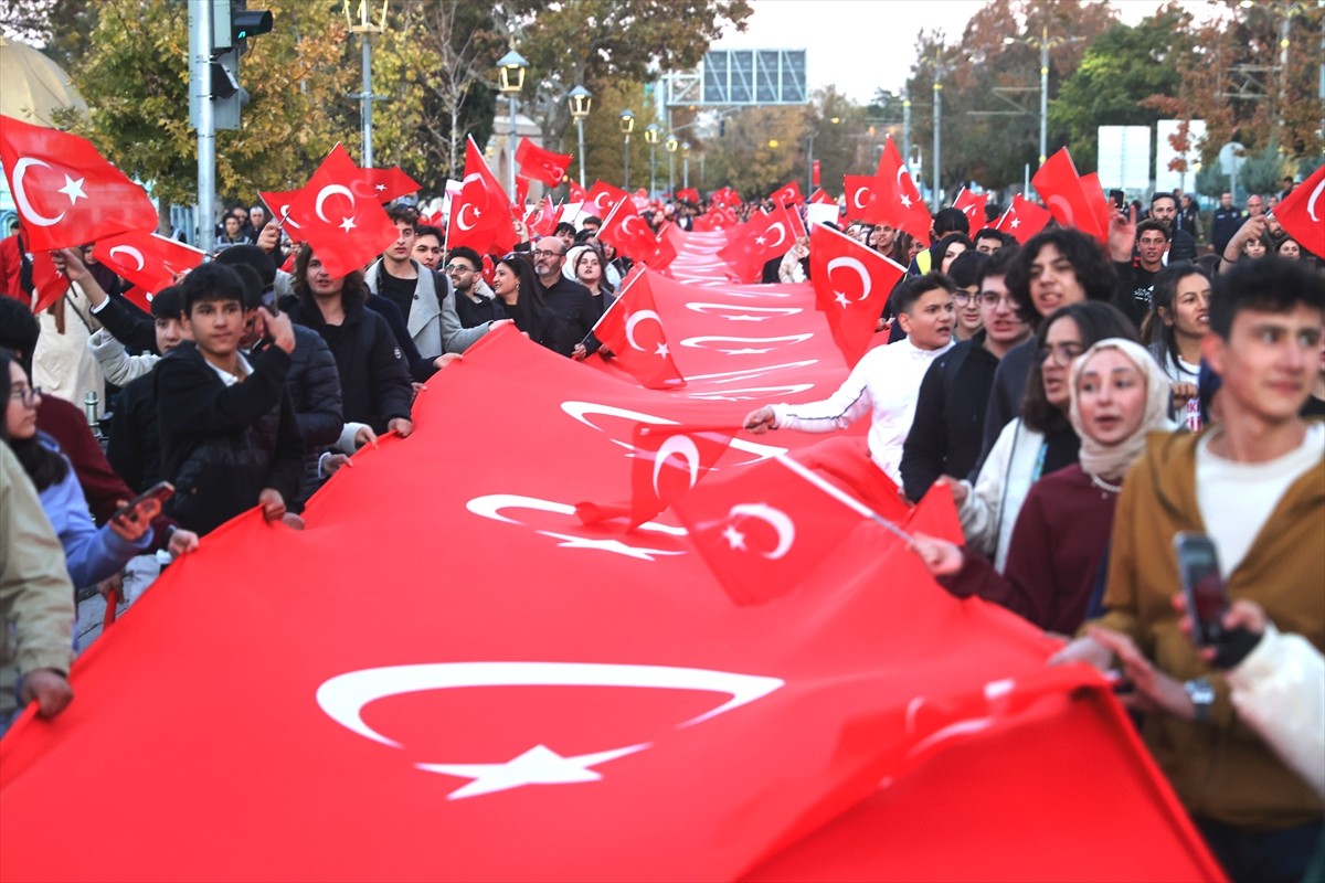  Konya'da, Cumhuriyet'in 101. yıl dönümü ve 29 Ekim Cumhuriyet Bayramı dolayısıyla fener alayı...