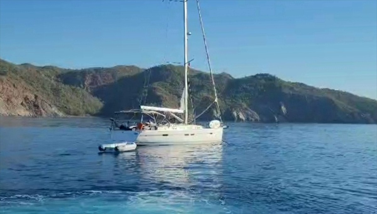 Muğla'nın Fethiye ilçesi açıklarında, yelkenli tekne ve lastik botta aralarında çocukların da...