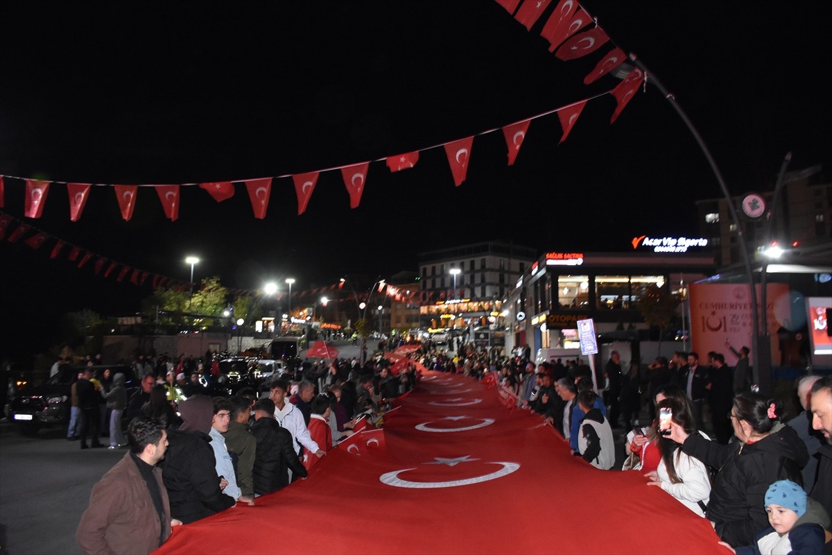 Şırnak'ta Valilik organizasyonunda 29 Ekim Cumhuriyet Bayramı dolayısıyla fener alayı...