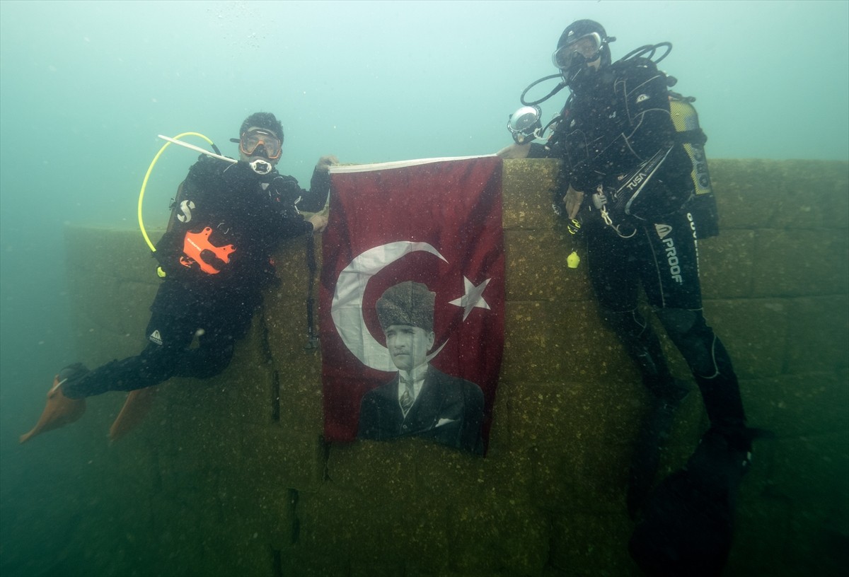 Su altı görüntü yönetmeni ve belgesel yapımcısı Tahsin Ceylan, Sahil Güvenlik Komutanlığı Dalış...