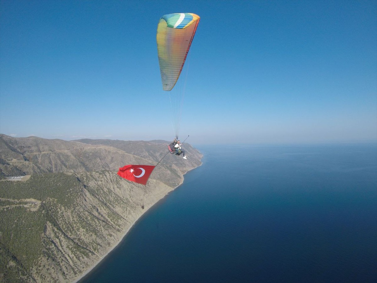 Tekirdağ'da yamaç paraşütçüleri, 29 Ekim Cumhuriyet Bayramı kutlamaları kapsamında uçuş...