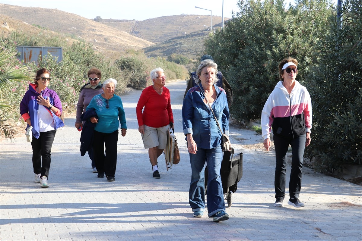 İzmir'in Seferihisar ilçesindeki Akarca Mahallesi sakinleri, ulaşımda yaşadıkları sorunlarını...