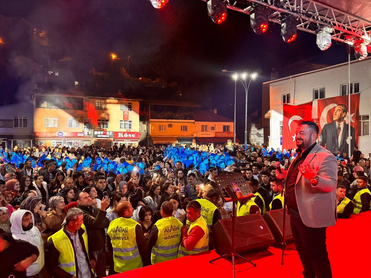 Şarkıcı Hüseyin Kağıt, 29 Ekim Cumhuriyet Bayramı kutlamaları kapsamında Adana'nın Aladağ...