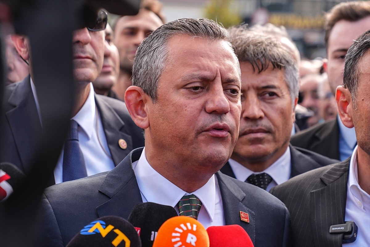 CHP Genel Başkanı Özgür Özel, görevden uzaklaştırılan Esenyurt Belediye Başkanı Ahmet Özer'in...