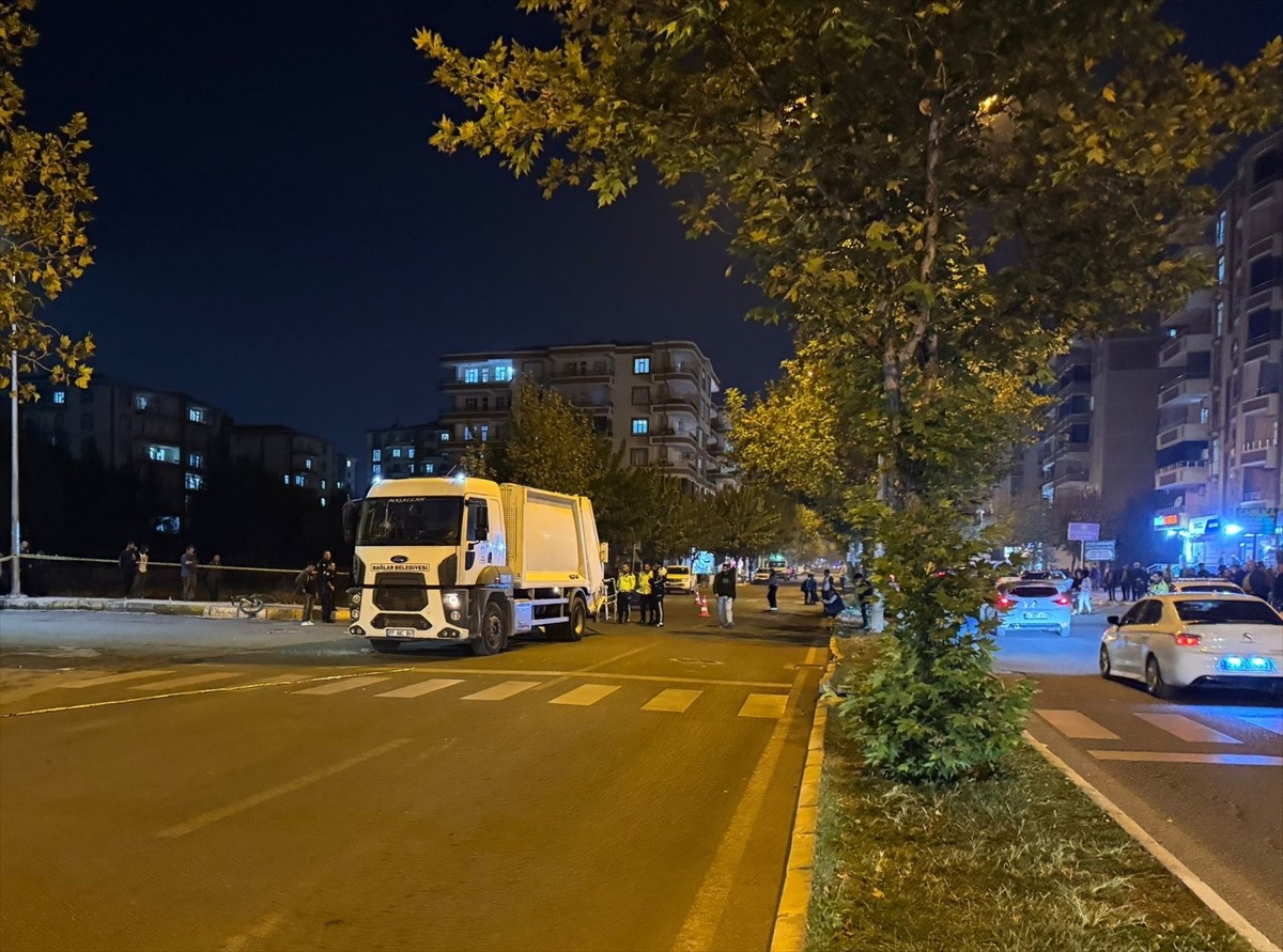 Diyarbakır'ın Bağlar ilçesinde çöp kamyonunun çarpması sonucu kadın hayatını kaybetti, çocuğu ise...