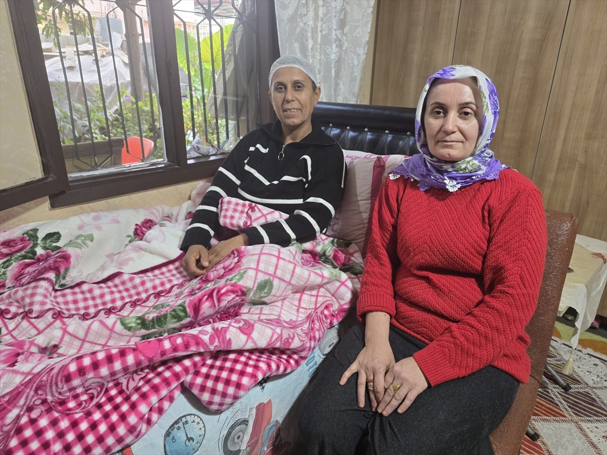 Hatay'ın Reyhanlı ilçesinde evinin bahçesinde çay içtiği sırada başına yorgun mermi isabet eden ve...