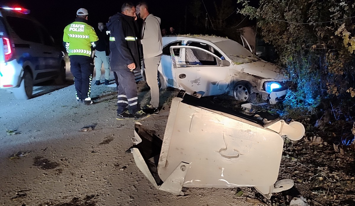 Kahramanmaraş'ın Elbistan ilçesinde otomobilin aydınlatma direğine çarpması sonucu 1 kişi öldü, 4...