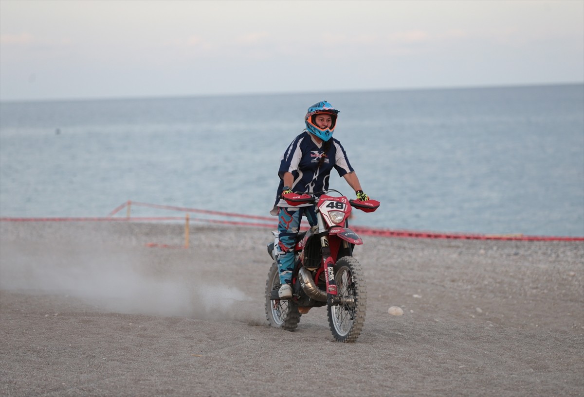 Türkiye'nin ilk kadın enduro yarışçısı Burcu Özatamer, 2025 Dünya Enduro Şampiyonası'nda kadınlar...