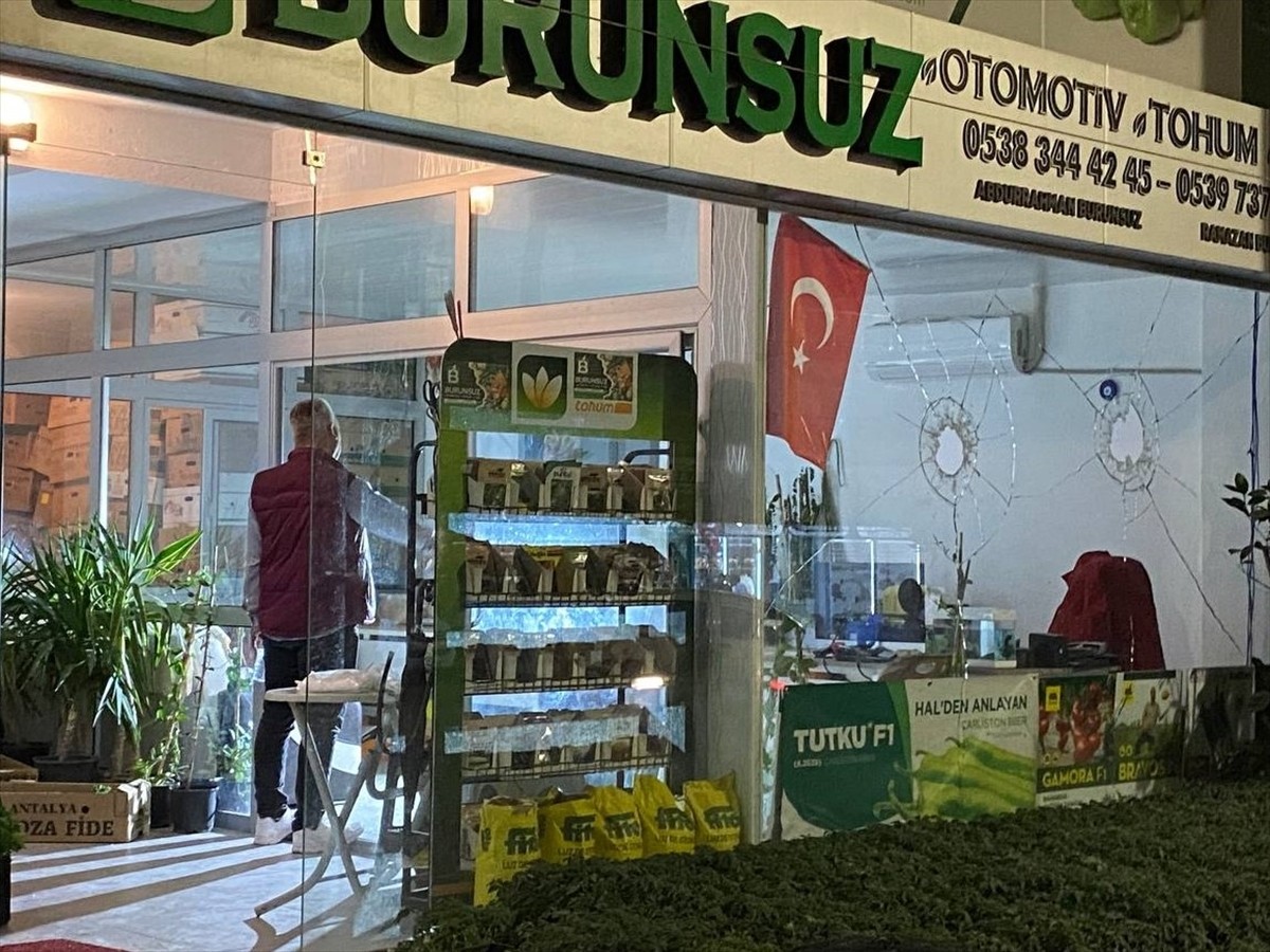 Antalya'nın Serik ilçesinde plakasız motosikletten inen kar maskeli 2 kişiden biri elindeki...