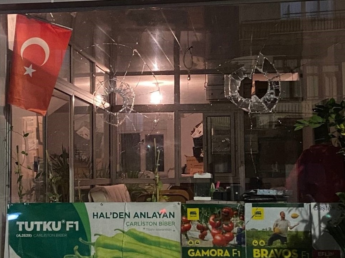 Antalya'nın Serik ilçesinde plakasız motosikletten inen kar maskeli 2 kişiden biri elindeki...