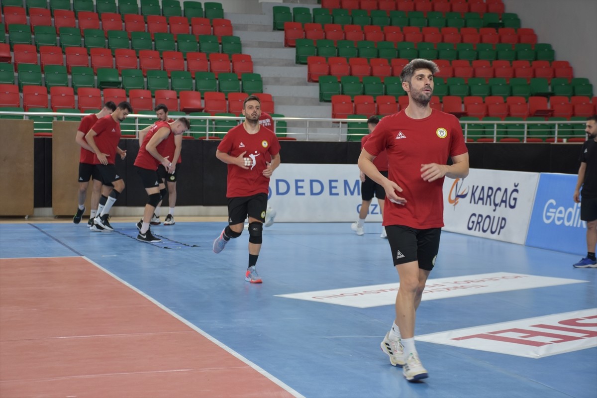 Cizre Belediyespor Erkek Voleybol Takımı, SMS Grup Efeler Ligi'nin 7. haftasında 8 Kasım Cuma günü...