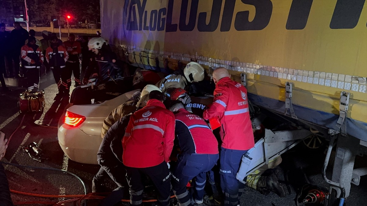 Esenyurt'ta tırın altına giren otomobilin sürücüsü yaralandı. Osmangazi Mahallesi Hadımköy Yolu...