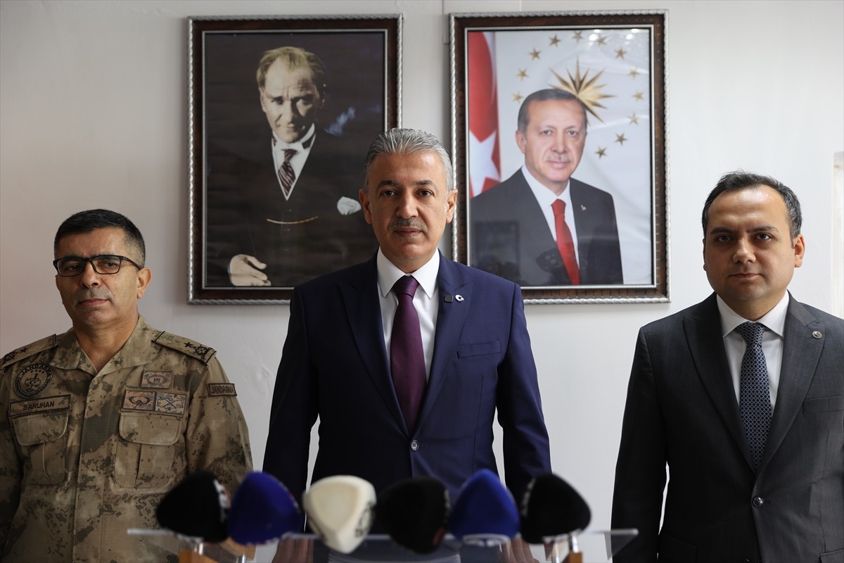 Mardin Valisi Tuncay Akkoyun (sağ 2) başkanlığında Ömerli Kaymakamı Furkan Çakır (sağda), İl...