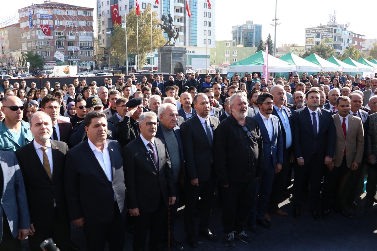 Niğde Belediyesi tarafından düzenlenen 7. Kitap Fuarı açıldı. Cumhuriyet Meydanı'ndaki fuarın...