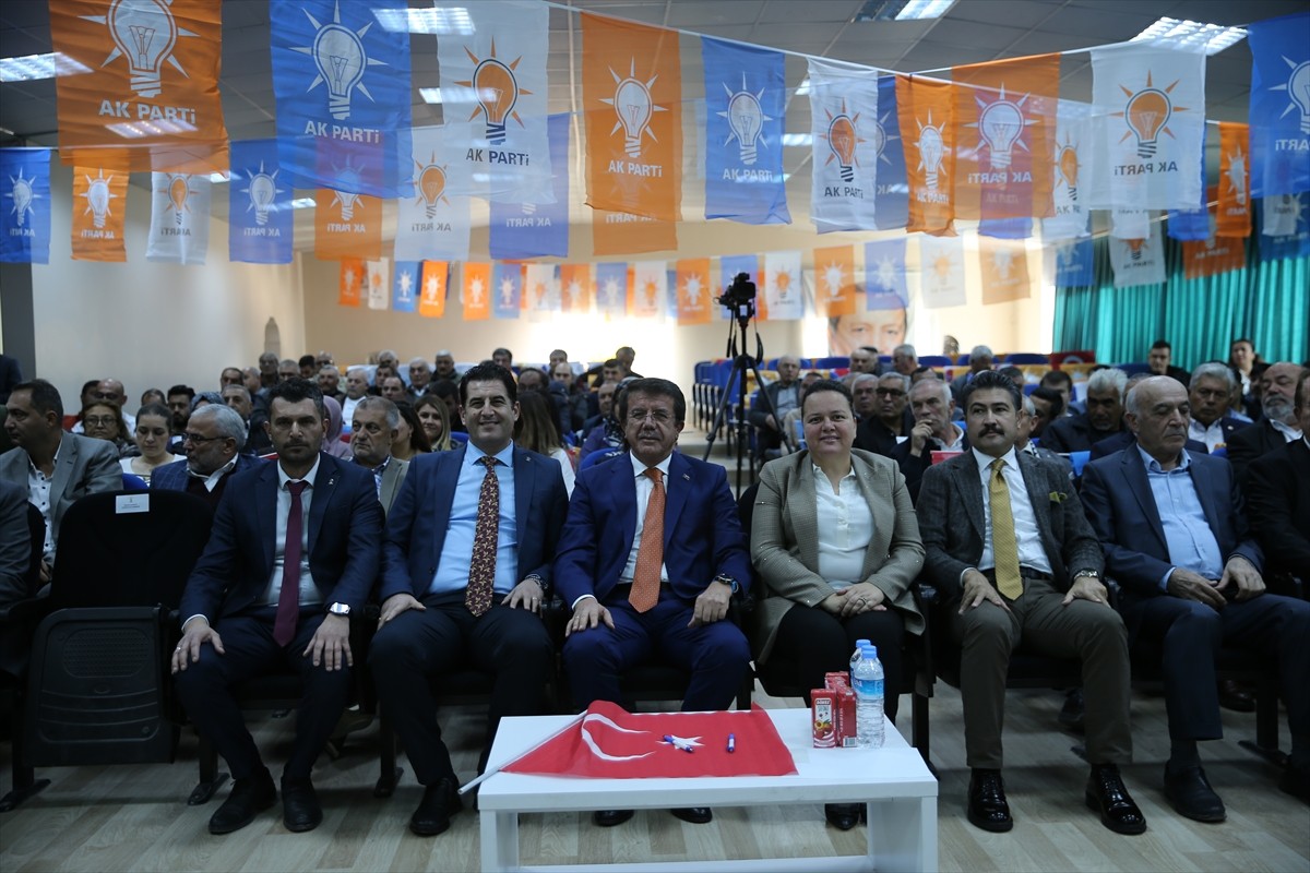 AK Parti Genel Başkan Yardımcısı Nihat Zeybekci (sol 3), partisince Denizli'nin Çardak ilçesi...