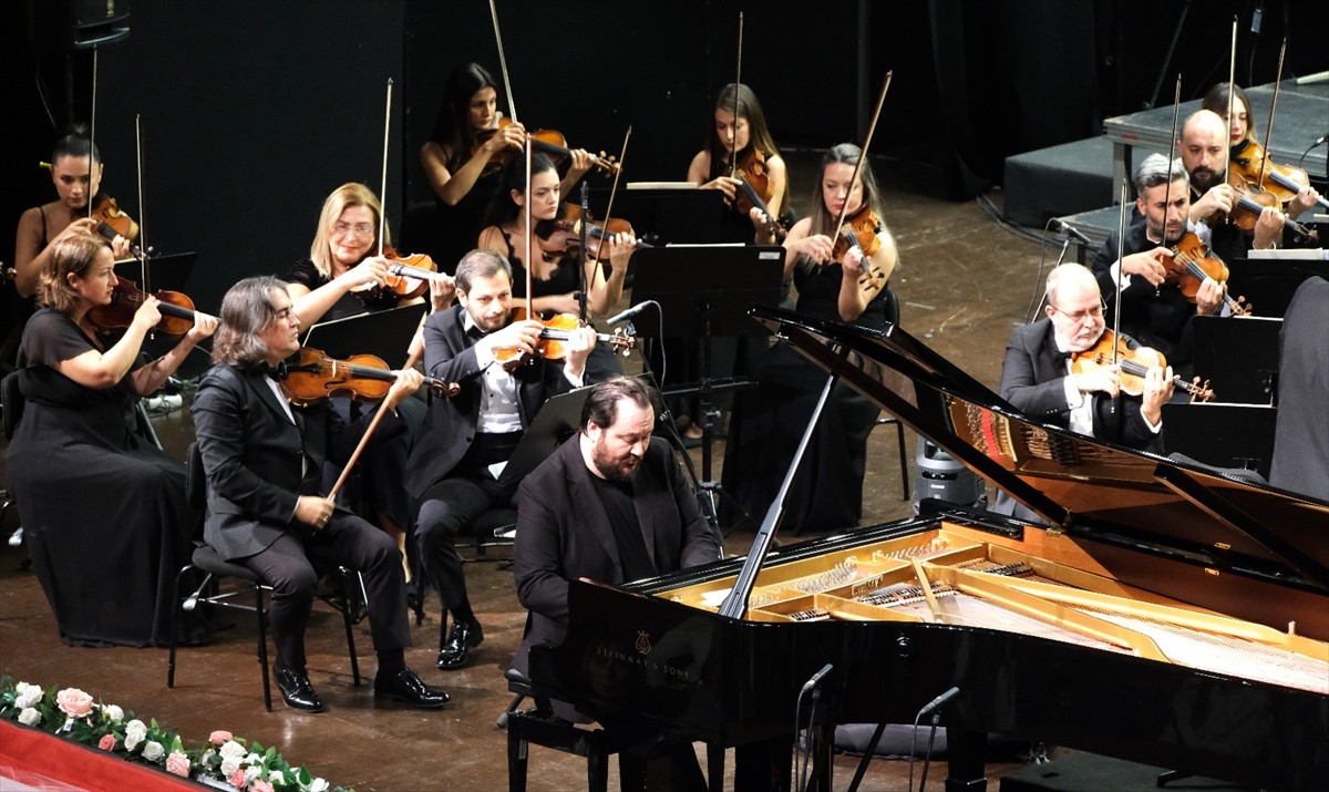 Antalya Devlet Senfoni Orkestrası'nın (ADSO) 25. kuruluş yıl dönümü dolayısıyla konser...