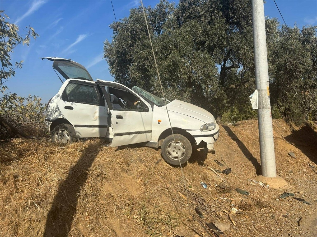 Aydın'ın Germencik ilçesinde elektrik direğine çarpan otomobilin sürücüsü hayatını...