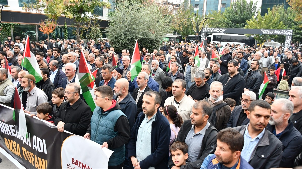 Batman'da bir araya gelen sivil toplum kuruluşlarının üyeleri İsrail'in Gazze'ye yönelik...