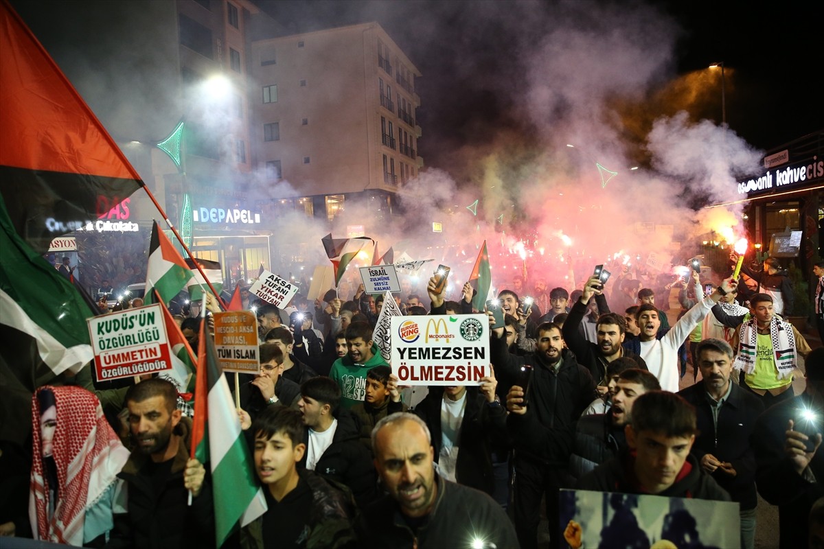 Bingöl'de İsrail'in Gazze'ye yönelik saldırılarını protesto etmek için "meşaleli yürüyüş" yapıldı....