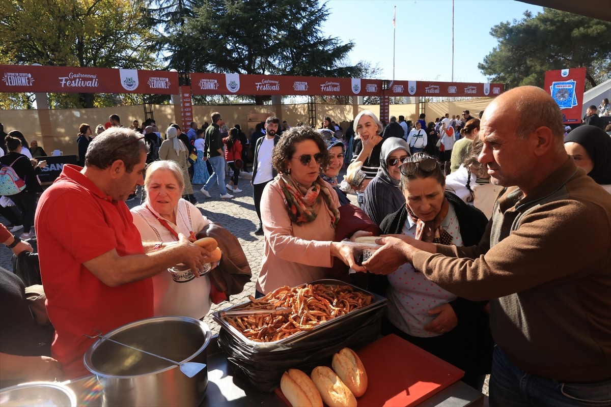 Edirne'de "Topraktan Sofraya Edirne Gastronomi Festivali"ne katılan ziyaretçiler, kentin coğrafi...