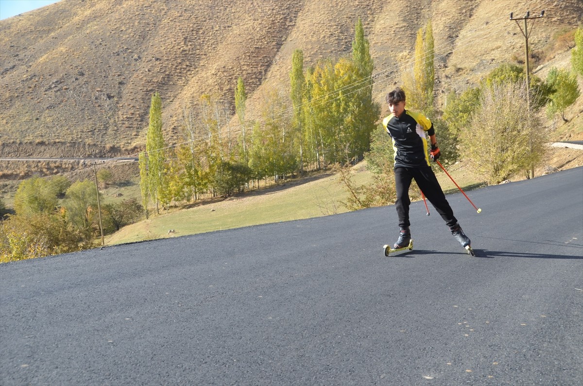 Hakkari'nin Yüksekova ilçesinde tekerlekli kayak takımı sporcuları, antrenmanlarını sıcak asfalt...