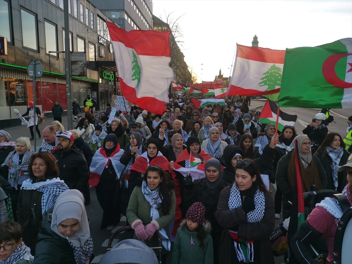 İsveç'in başkenti Stockholm'de yüzlerce gösterici, İsrail'in Gazze, Lübnan ve İran'a yönelik...