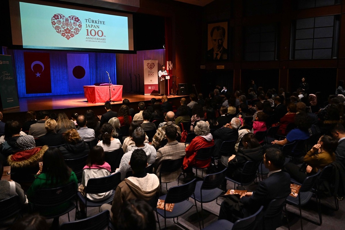 Japon Rakugo sanatı, 400 yıllık tarihiyle modern çağda birçok sanatçı ile hikayelerini yaşatmaya...